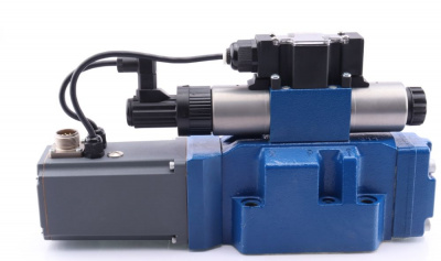 4WRTE16E1-200L-4X/6EG24ETK31/A1M - Пропорциональный быстродействующий распределитель с обратной связью по положению золотника и со встроенным усилителем (OBE), Ду16, A1 = ±10 В, номинальный расход 200 л/мин, схема E1-, каналы управления ET = X и Y - внутр